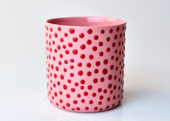 “Dots” Red on Pink Maxi – Pembe Üzerine Kırmızı Benekli El Yapımı Porselen Bardak